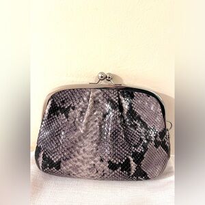 👜 COACH Gray Leather Snakeskin Embossed Kisslock Framed Wristlet